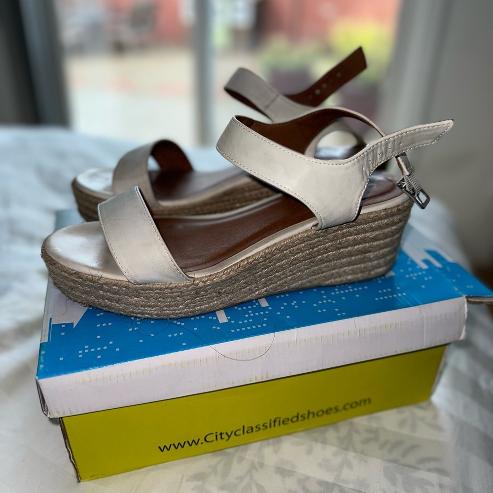 White small height wedge sandal. Size 10